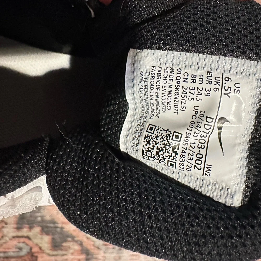 Nike Team Hustle Youth Sneakers - Picture 3 of 4